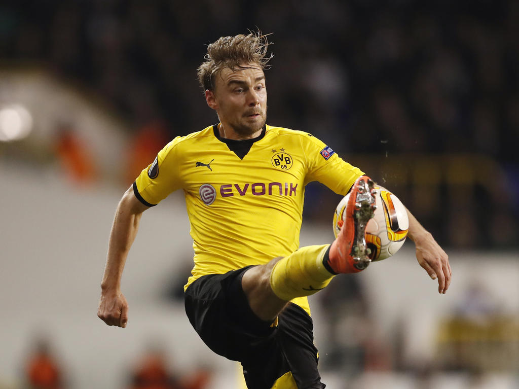Marcel Schmelzer heeft balbezit tijdens het Europa League-duel Tottenham Hotspur - Borussia Dortmund (17-03-2016).