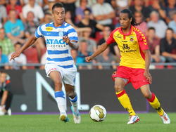 Karim Tarfi (l.) duelleert met Jarchinio Antonia (r.) tijdens Go Ahead Eagles - De Graafschap. (17-8-2012)