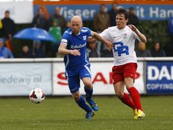 Dennis van Meegdenburg (l.) ontsnapt in het competitieduel BVV Barendrecht - GVVV aan Mitchel van Gastel. (10-05-2014)