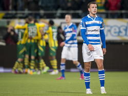 PEC Zwolle-middenvelder Jesper Drost (r.) druipt af nadat ADO Den Haag in de laatste minuut van de blessuretijd op 3-2 is gekomen. (21-02-2015)