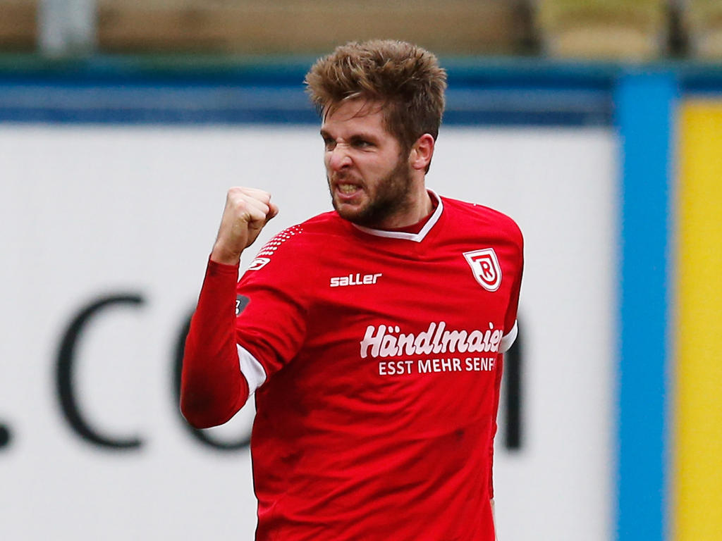 Jahns Marco Königs feiert seinen Treffer zum 2:1 gegen Hansa Rostock