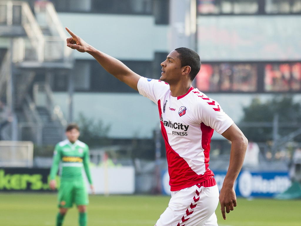 Sébastien Haller is blij met zijn eerste treffer in Nederland. De Franse spits maakt de 1-0 tegen FC Dordrecht. (15-02-2015)