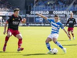 Mustafa Saymak (r.) behoudt het overzicht met Sander Fischer voor zich en zoekt een teamgenoot tijdens PEC Zwolle - Excelsior. (22-03-2015)