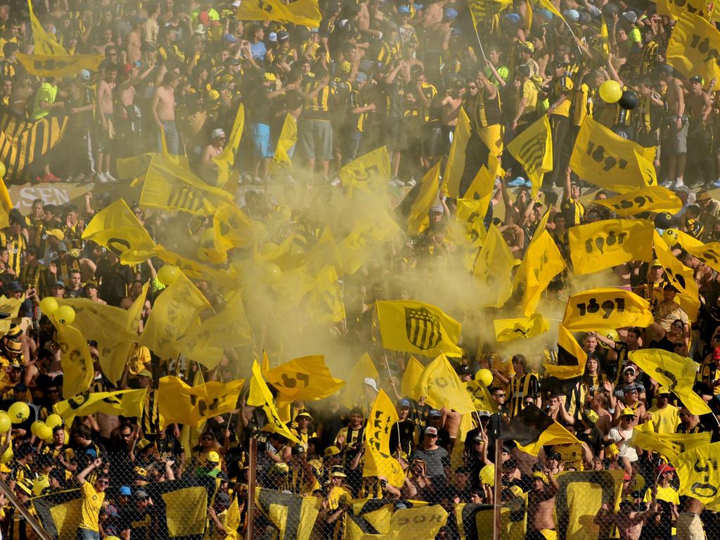 Algunos aficionados de Peñarol volvieron a mostrar su violencia. (Foto: Imago)