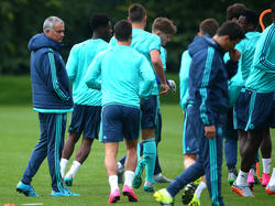 Chelseas Coach José Mourinho (l.) hat derzeit wenig zu lachen
