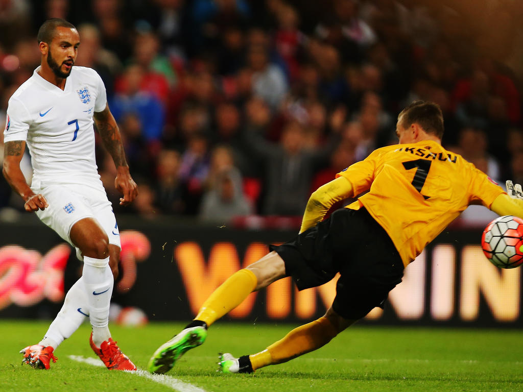 Theo Walcott (izq.) hizo el primero de la noche al filo del descanso. (Foto: Getty)