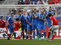 Gareth Bale (#11) scoort vanuit een vrije trap tijdens het EK-duel Wales - Slowakije (11-06-2016).