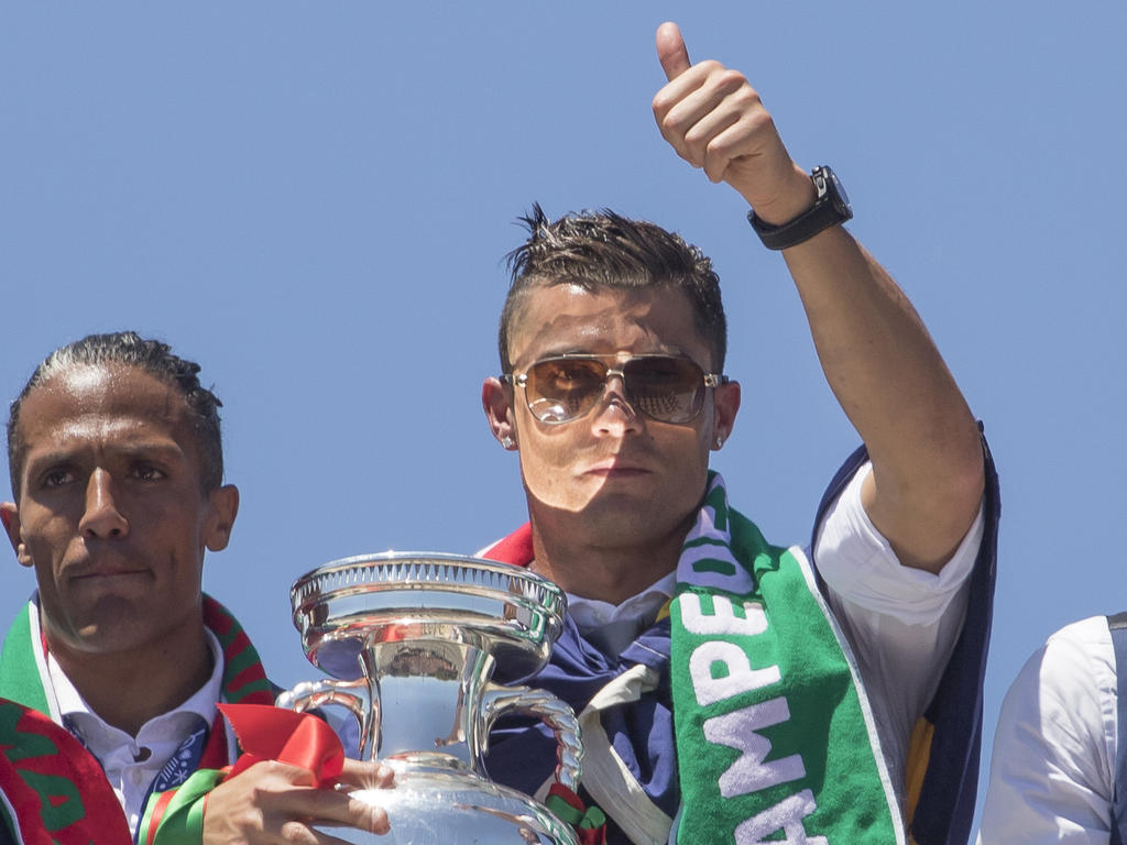 Cristiano con la el trofeo de la Eurocopa. (Foto: Getty)