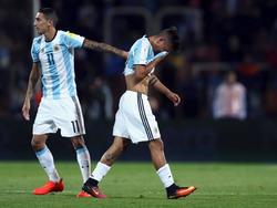 Paulo Dybala verlaat het veld in tranen. De middenvelder van Argentinië krijgt in het WK-kwalificatieduel tegen Uruguay een rode kaart. (02-09-2016)