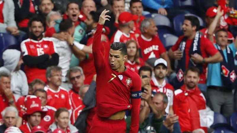 Cristiano Ronaldo wird nach seinem Dreierpack in Portual gefeiert