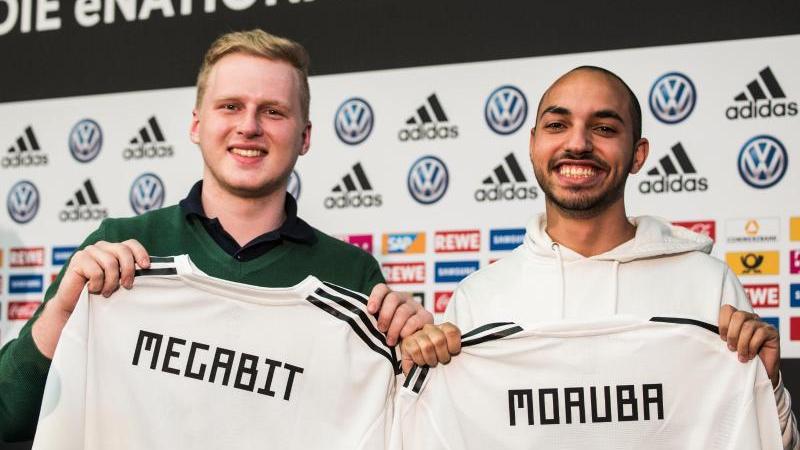 Michael MegaBit Bittner (l.) und Mohammed MoAuba Harkous sind eNationalmannschaft-Spieler Michael MegaBit Bittner (l.) und Mohammed MoAuba Harkous sind eNationalmannschaft-Spieler