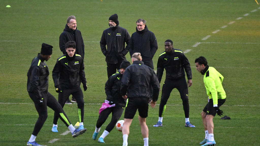 Die BVB-Bosse machen sich ein eigenes Bild vom Training der Mannschaft Die BVB-Bosse machen sich ein eigenes Bild vom Training der Mannschaft