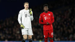 Manuel Neuer (l.) und Alphonso Davies feiern mit dem FC Bayern Erfolge