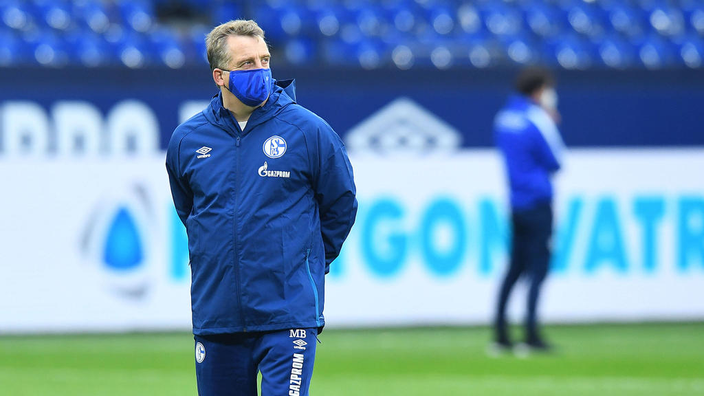 Mike Büskens leitete das Montagstraining auf Schalke