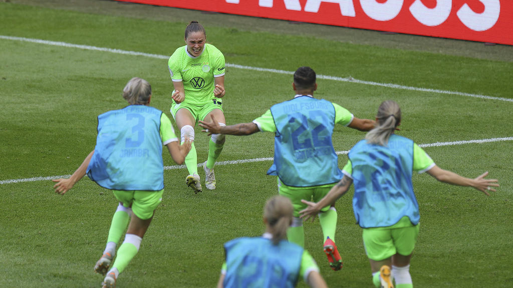 Die Frauen des VfL Wolfsburg feiern den nächsten Titel