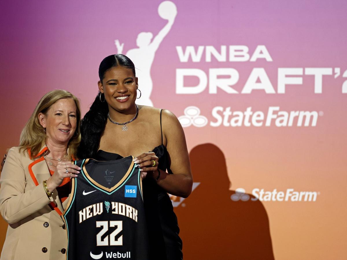 Nyara Sabally (r) verzichtet wegen der laufenden WNBA-Saison auf die EM
