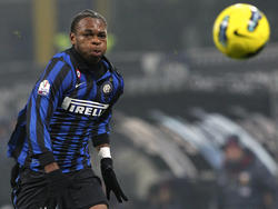 Inter Joel Obi tüftelt während des Pokalspiels gegen Genua im Januar 2012 an neuen Antriebsformen für den Ball.