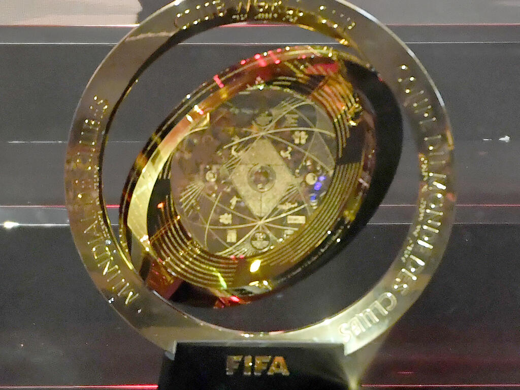 Die Trophäe wartet auf den Sieger