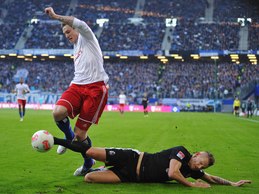 Marcell Jansen (l.) im Zweikampf mit Freiburgs Jonathan Schmid Marcell Jansen (l.) im Zweikampf mit Freiburgs Jonathan Schmid
