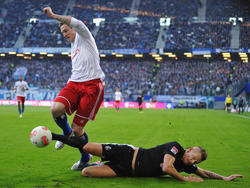 Marcell Jansen (l.) im Zweikampf mit Freiburgs Jonathan Schmid