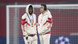 Jamal Musiala (r.) und Alphonso Davies werden dem FC Bayern noch lange fehlen