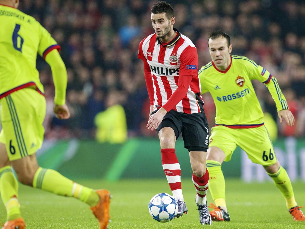 Gastoón Pereiro dribbelt op met de bal en gaat richting doel. CSKA-verdediger Bebars Natcho (r.) kijkt toe en is te laat (08-12-2015) Gastoón Pereiro dribbelt op met de bal en gaat richting doel. CSKA-verdediger Bebars Natcho (r.) kijkt toe en is te laat (08-12-2015)