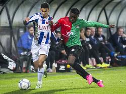 Tarik Kada (l.) vecht een duel uit met Anthony Limbombe (r.) tijdens het competitieduel NEC Nijmegen - sc Heerenveen. (19-09-2015)