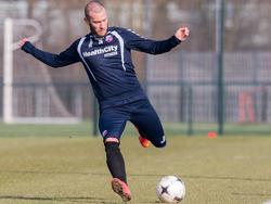 John Goossens haalt uit op de training van FC Utrecht. De clubloze linkspoot hoopt een contract af te dwingen in de Domstad. (19-02-2015)