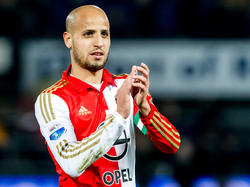 Karim El Ahmadi bedankt het publiek in De Kuip na de 3-1 overwinning van Feyenoord op De Graafschap. (20-03-2016)