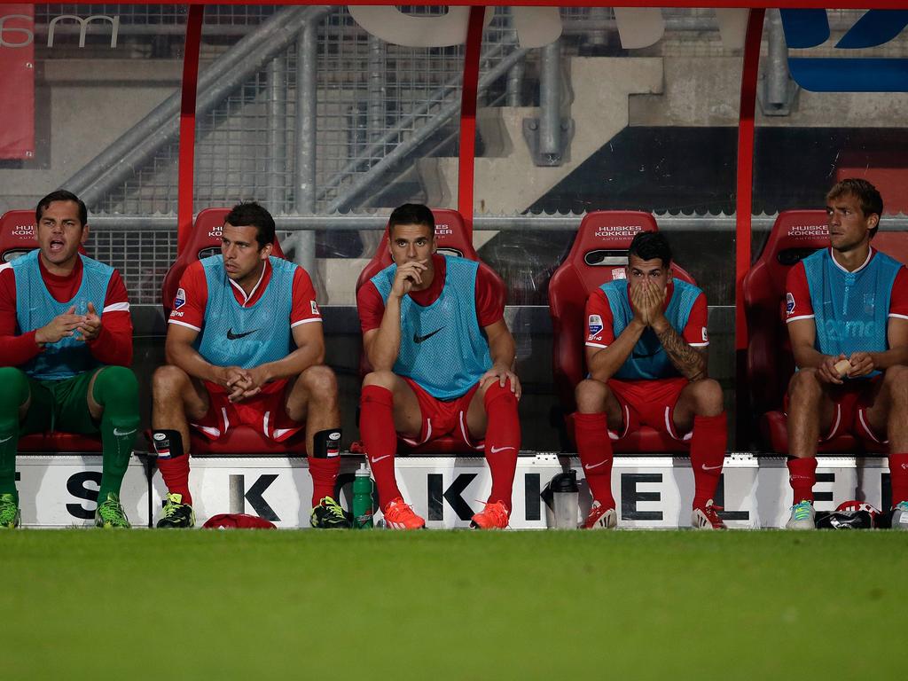 Sander Boschker, uiterst links, op de bank tijdens FC Twente - RKC Waalwijk. (3-8-2013)