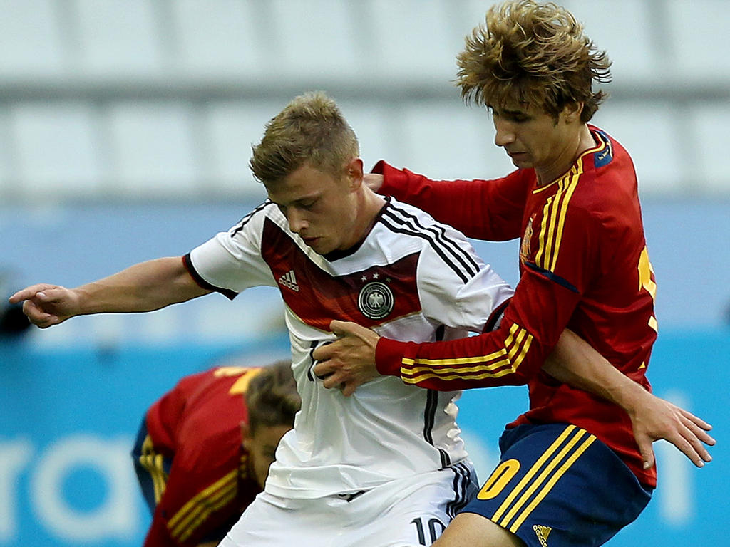 Spaniens Sergi Samper (r.) attackiert Deutschlands Max Meyer während eines U19-Länderspiels