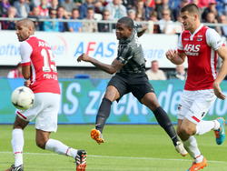 Kyle Ebecilio (m.) van FC Twente schiet tussen AZ-spelers Simon Poulsen (l.) en Wesley Hoedt (r.) de bal net naast het doel. (05-10-2014)
