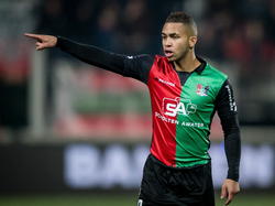 Gregor Breinburg zet zijn ploeggenoten op de juiste plaats tijdens het competitieduel NEC Nijmegen - Jong FC Twente. (28-11-2014)