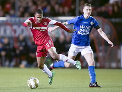 Almere City-speler Jergé Hoefdraad (l.) wordt getakeld door RKC Waalwijk-speler Ingo van Weert (r.).
