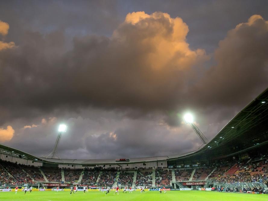 De lucht boven het AFAS-Stadion ziet er onheilspellend uit tijdens de wedstrijd tussen AZ en Astra Giurgiu. (27-08-2015)