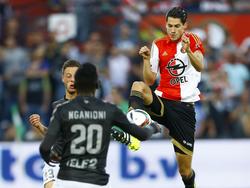 Marko Vejinović (r.) controleert de bal op schitterende wijze, terwijl Louis Nganioni op het punt staat om druk te zetten tijdens Feyenoord - FC Utrecht. (08-08-2015)