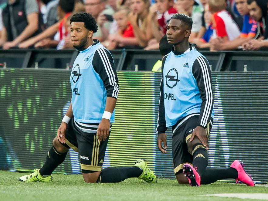 Tonny Vilhena (l.) en Eljero Elia bekijken samen de wedstrijd Feyenoord - Vitesse, terwijl ze bezig zijn met de warming-up. (23-08-2015) Tonny Vilhena (l.) en Eljero Elia bekijken samen de wedstrijd Feyenoord - Vitesse, terwijl ze bezig zijn met de warming-up. (23-08-2015)