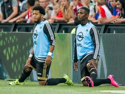 Tonny Vilhena (l.) en Eljero Elia bekijken samen de wedstrijd Feyenoord - Vitesse, terwijl ze bezig zijn met de warming-up. (23-08-2015)