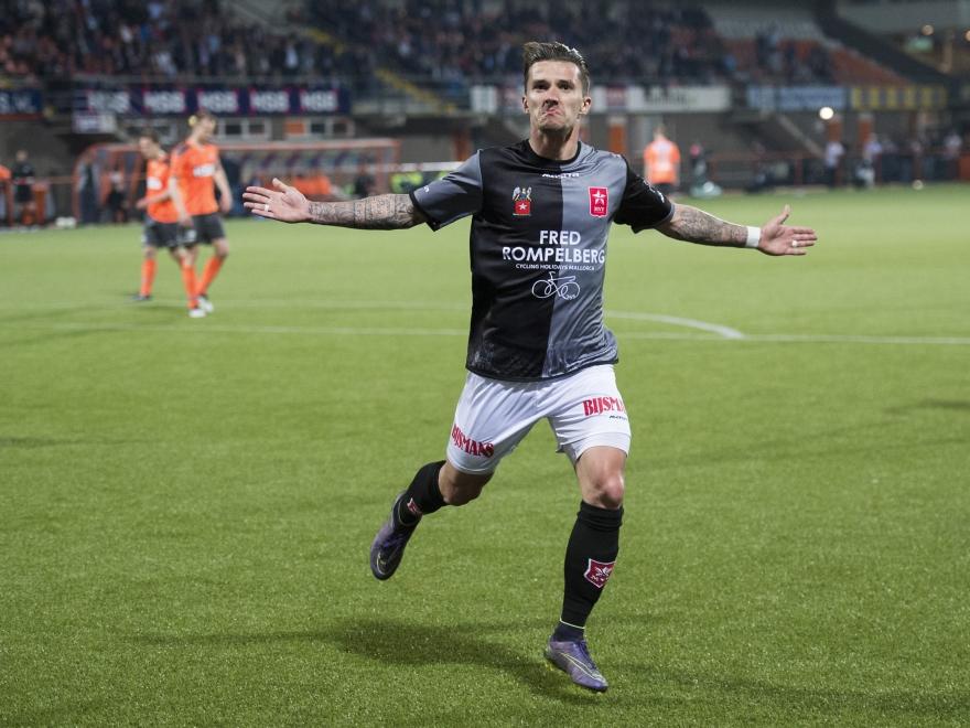 Jordy Croux kan voor de tweede keer juichen tegen FC Volendam. Een kwartier voor tijd maakt de Belg er 0-2 van in de play-offs. (06-05-2016) Jordy Croux kan voor de tweede keer juichen tegen FC Volendam. Een kwartier voor tijd maakt de Belg er 0-2 van in de play-offs. (06-05-2016)