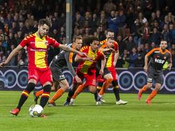 Jerry van Ewijk legt in de Jupiler League aan voor een strafschop van Go Ahead Eagles tegen FC Volendam. (11-04-2016)