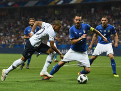Kylian Mbappé (l.) bereitete den dritten Treffer der Franzosen vor