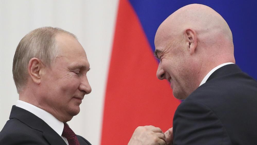 Putin überreichte Infantino den Freundschaftsorden