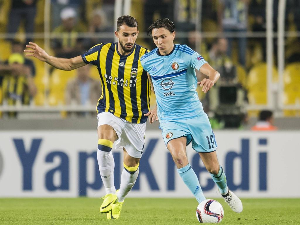 Steven Berghuis (r.) moet haast maken tijdens de Europa League-wedstrijd tegen Fenerbahçe, want Mehmet Topal (l.) zit hem op de hielen. (29-09-2016)