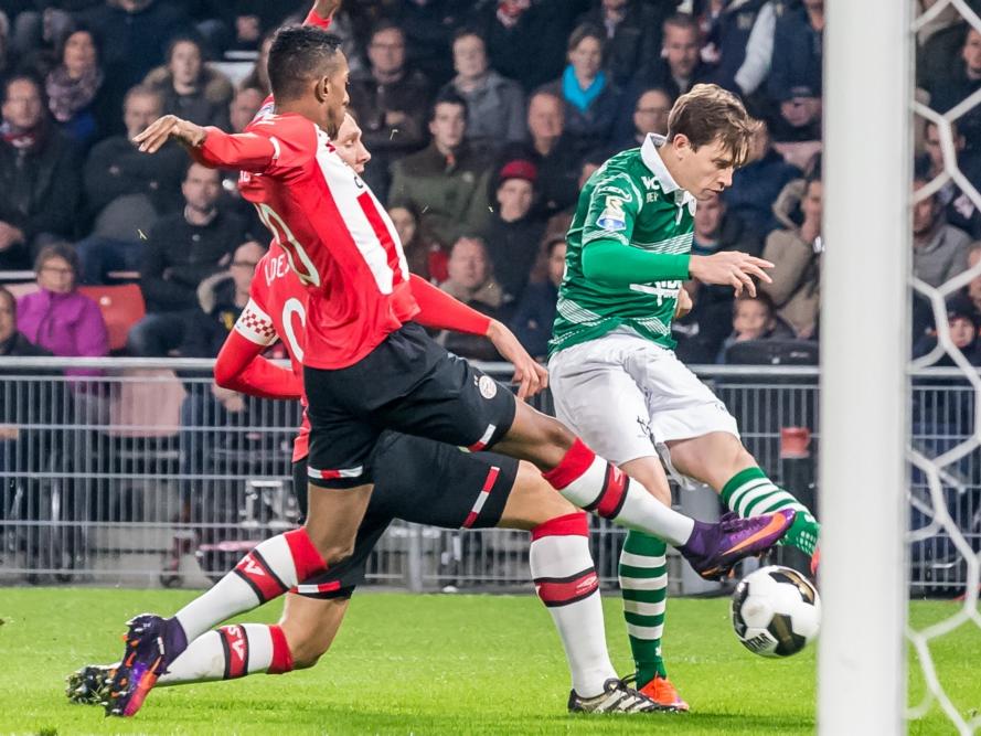 Joshua Brenet (l.) probeert een poging van Craig Goodwin (r.) te blokken tijdens het competitieduel PSV - Sparta Rotterdam (22-10-2016).