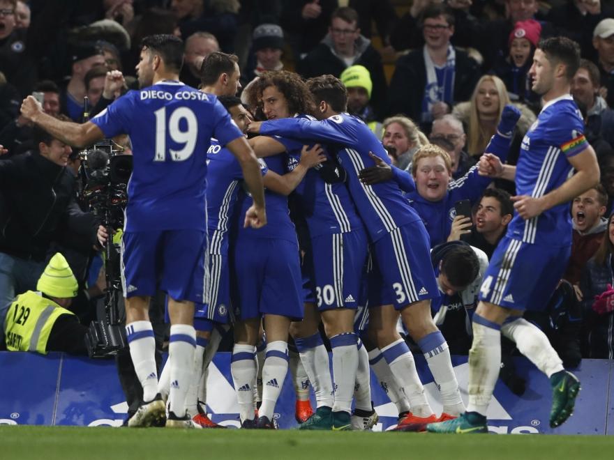 Chelsea viert de 2-1 van Victor Moses tijdens het competitieduel Chelsea - Tottenham Hotspur (26-11-2016).