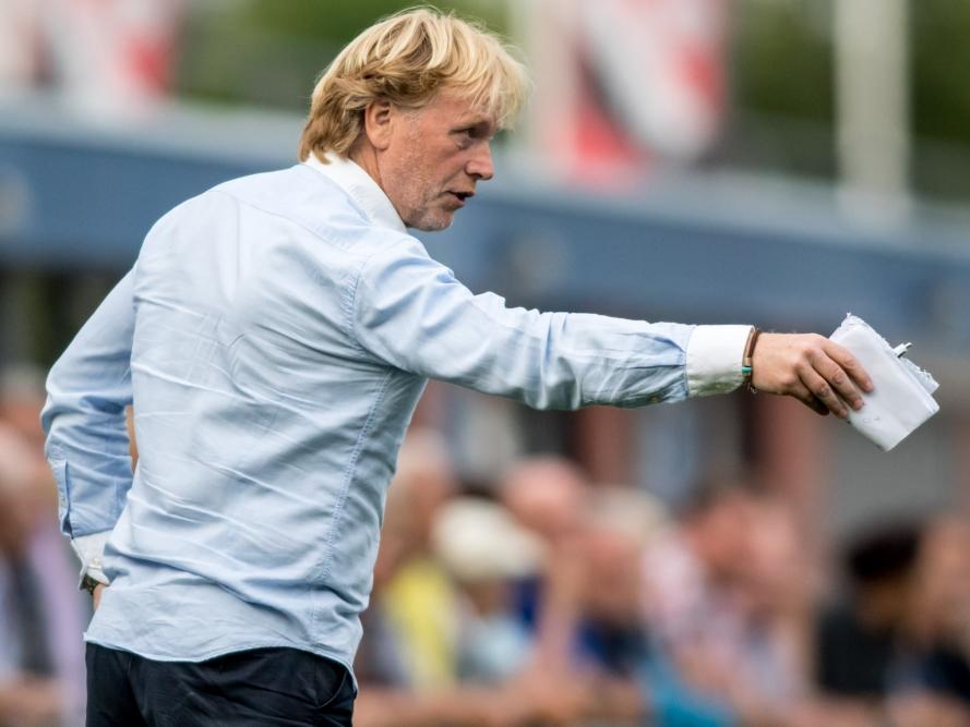 ASWH-trainer Jack van den Berg coacht zijn ploeg tijdens een oefenduel met Jong Sparta Rotterdam. (26-07-2016)