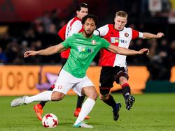Mats Knoester (r.) vecht een duel uit met Joël Thomas (l.) tijdens het benefietduel Feyenoord - FC Dordrecht (22-03-2017).