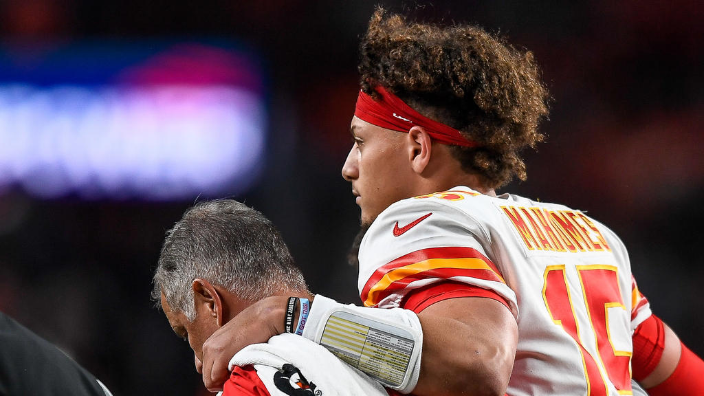 Patrick Mahomes verletzte sich am Knie Patrick Mahomes verletzte sich am Knie