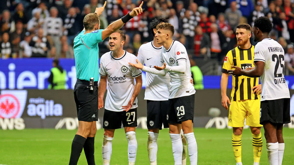 Schiedsrichter Sascha Stegemann diskutiert mit den Frankfurter Spielern Schiedsrichter Sascha Stegemann diskutiert mit den Frankfurter Spielern