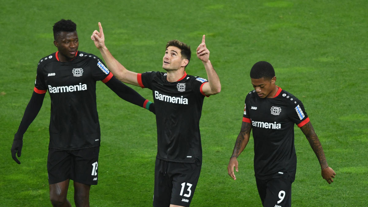 Erzielte zwei Treffer für Bayer Leverkusen: Lucas Alario (M.) Erzielte zwei Treffer für Bayer Leverkusen: Lucas Alario (M.)